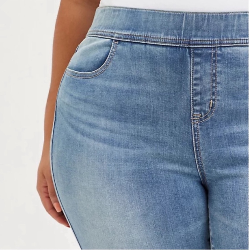 Torrid Lean Jean 3R NWOT Women's Blue Distressed pull on jegging stretchy soft